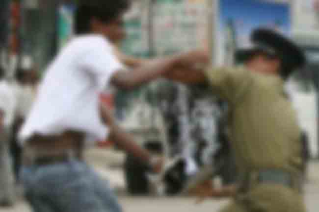 சூரியவெவவில் பொலிஸார் மீது தாக்குதல்! இரண்டு அதிகாரிகள் வைத்தியசாலையில்!!  – சூதாட்ட விடுதி சுற்றிவளைப்பின் போது மோதல்; மூவர் கைது.