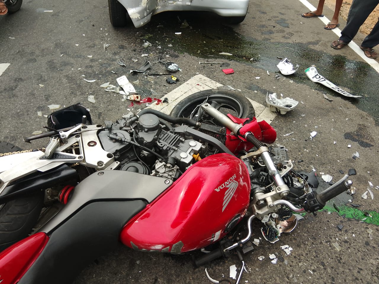 மரத்துடன் மோதிய மோட்டார் சைக்கிள்: குடும்பஸ்தர் ஒருவர் பரிதாப உயிரிழப்பு!  – வீதியின் குறுக்கே நாய் பாய்ந்ததால் விபரீதம்.