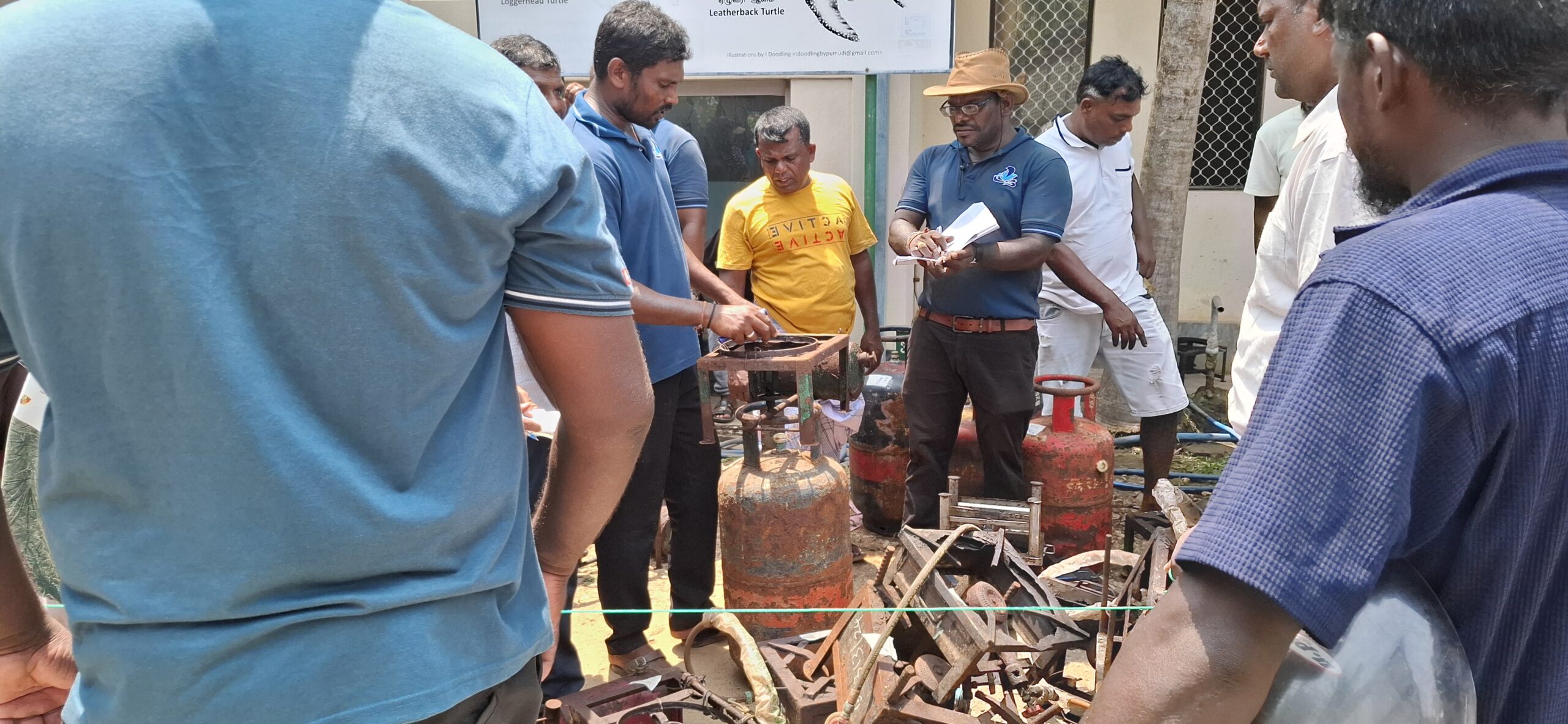 இந்தியப் படகுப் பொருள்கள் யாழில் இன்று பகிரங்க ஏலம்!  – போட்டி போட்டுக்கொண்டு கொள்வனவு செய்த மக்கள்.