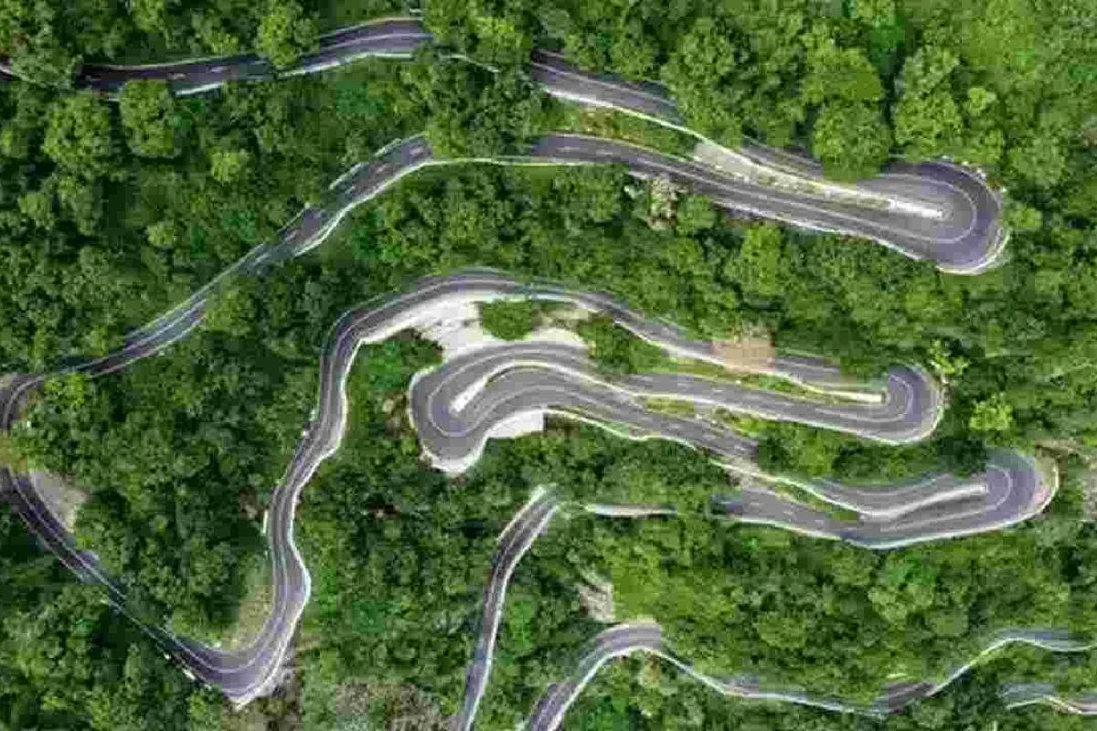 வால்பாறையில் பெரும் சோகம்: சுற்றுலா வேன் பள்ளத்தில் கவிழ்ந்து விபத்து; கேரள ஆசிரியர்கள் உட்பட 8 பேர் உயிரிழப்பு!