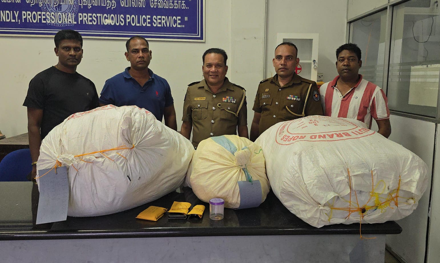 யாழில் தொடர் திருட்டுகளில் ஈடுபட்ட நால்வர் சிக்கினர்!  – இலட்சக்கணக்கான பெறுமதியான நகைகள், பணம் மீட்பு.