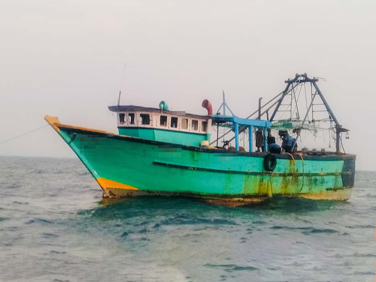 10 இந்திய மீனவர்கள் மன்னாரில் கைது!  – படகும் பறிமுதல்.