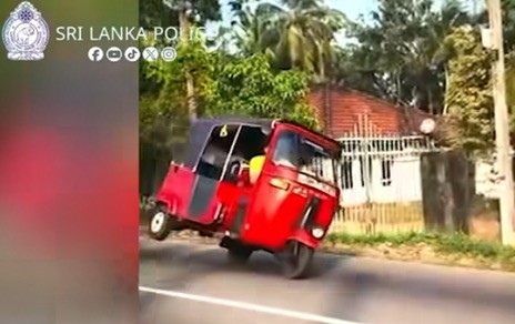 சாகசம் அல்ல, சாவு விளையாட்டு:  போதையில் ஓட்டோ சாகசத்தில் ஈடுபட்ட இருவர் சமூக வலைத்தள வீடியோ மூலம் மடக்கிப் பிடிப்பு!