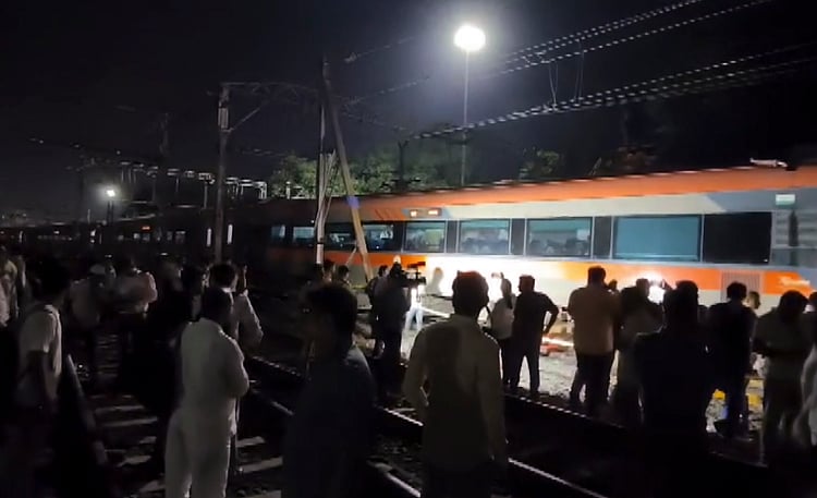 நூலிழையில் உயிர் தப்பிய பயணிகள்! – புனே அருகே வந்தே பாரத் எக்ஸ்பிரஸ் ரயில் தடம் புரண்டதால் பரபரப்பு
