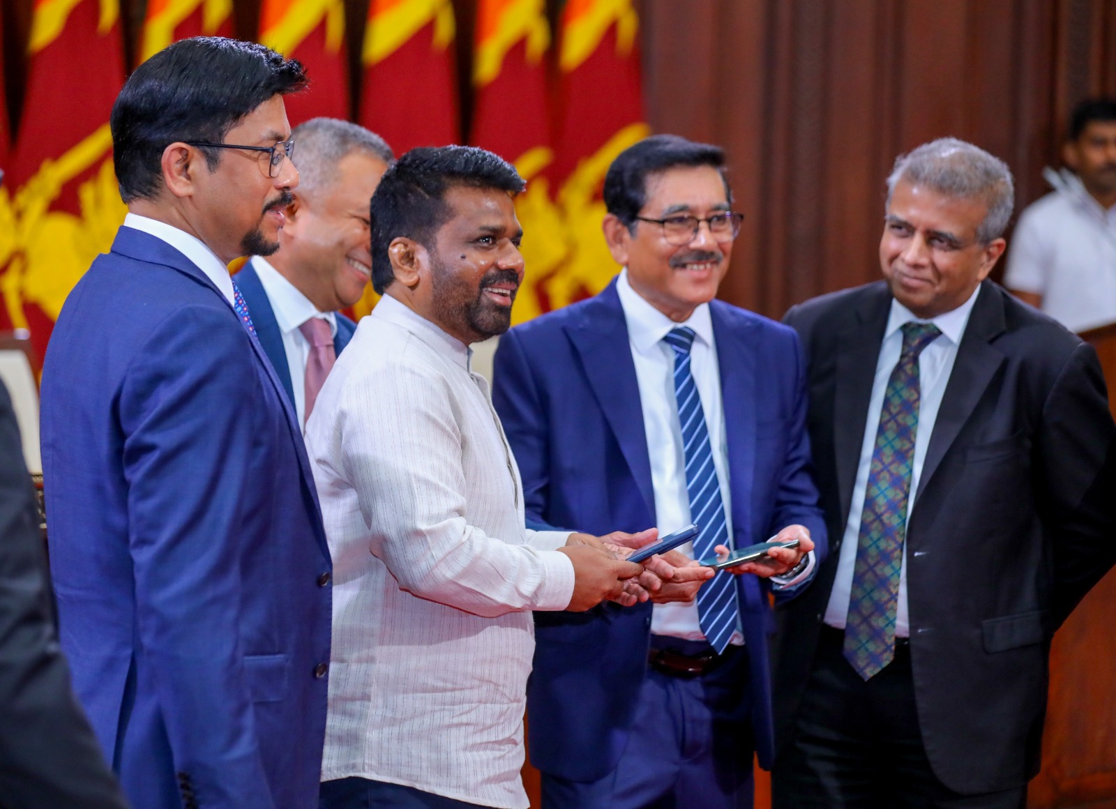 தேசிய QR கொடுப்பனவு புரட்சி ஆரம்பம்  – 5,000 ரூபா வரையான பரிமாற்றங்களுக்குச் சேவைக்கட்டணம் முழுமையாக நீக்கம்.