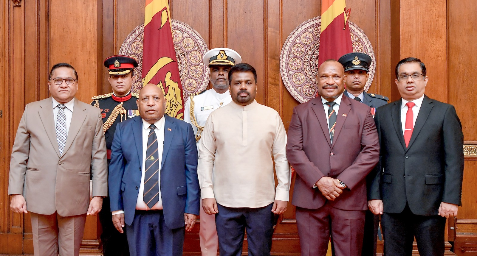 ஆறு நாடுகளின் புதிய இராஜதந்திரிகள் ஜனாதிபதியிடம் நற்சான்றிதழ் கையளிப்பு.
