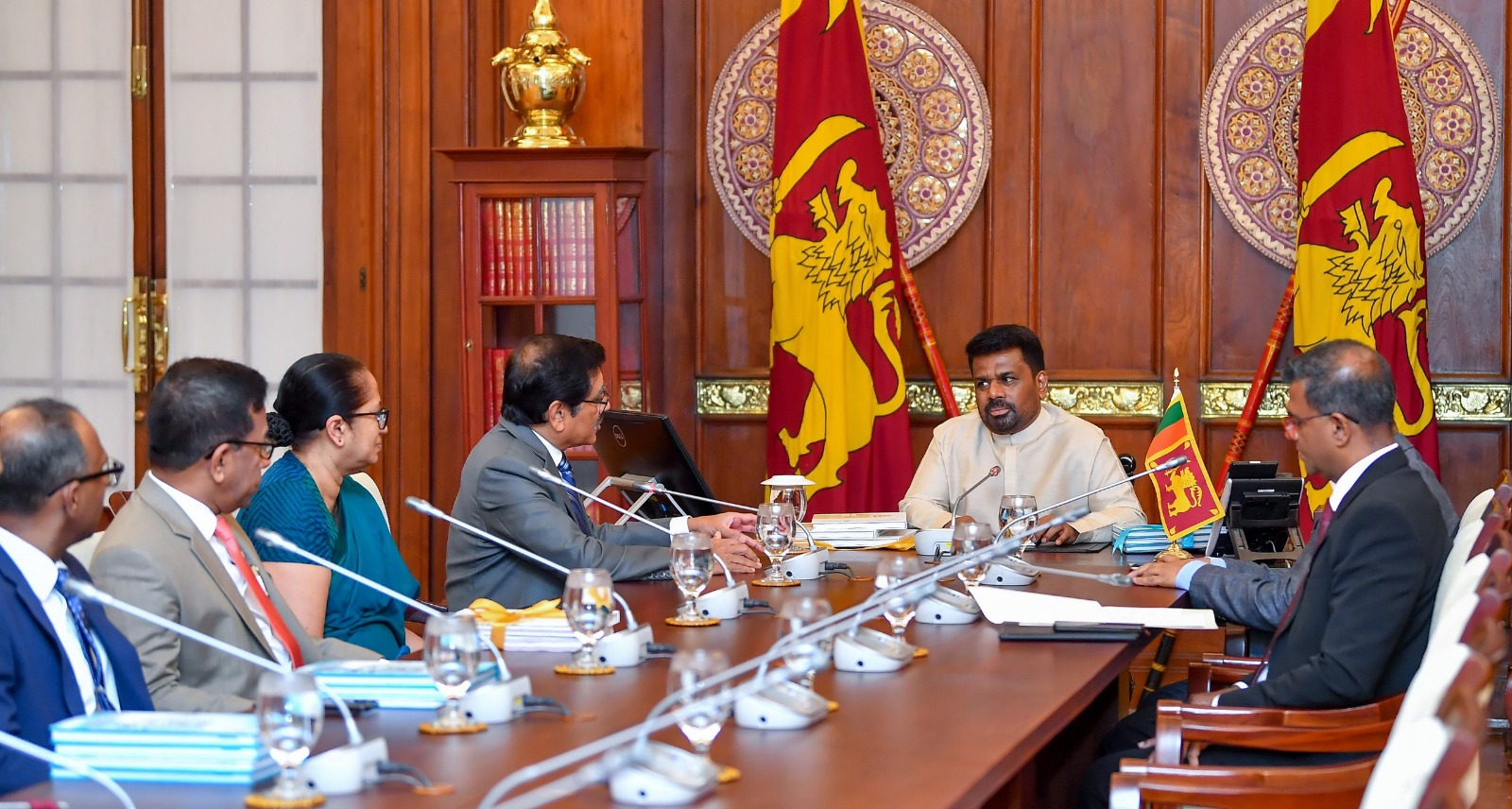 மத்திய வங்கியின் 2025ஆம் ஆண்டுக்கான அறிக்கைகள் ஜனாதிபதியிடம் கையளிப்பு  – பொருளாதார ஸ்திரத்தன்மை மேலும் வலுவடைந்துள்ளது எனத் ஆய்வுத் தகவல்.