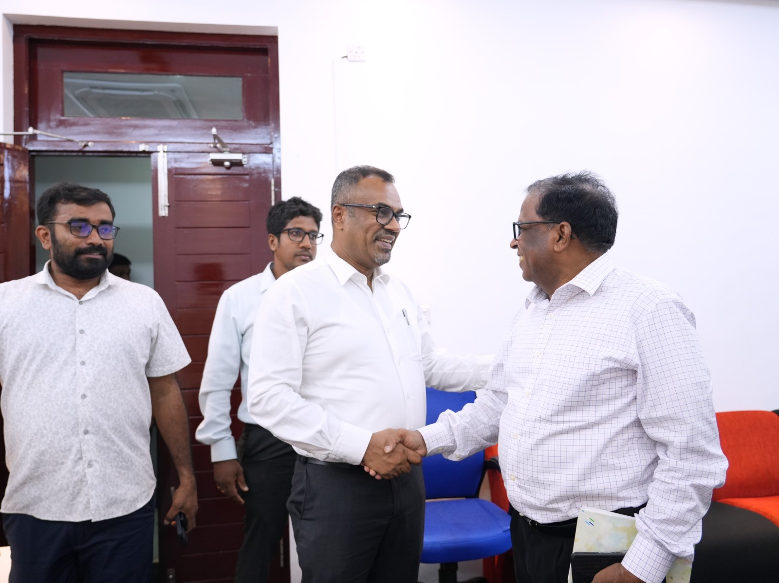 வன்னி வீதிகளைப் புனரமைக்க மேலதிக விசேட நிதி வேண்டும்!  – பிரதி அமைச்சரிடம் ஆளுநர் வலியுறுத்து.