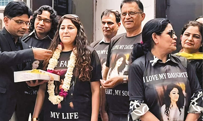 “மகள்கள் உடைமையல்ல, அவர்களின் மகிழ்ச்சியே முக்கியம்” – விவாகரத்து பெற்ற மகளை மேளதாளத்துடன் வரவேற்ற நீதிபதி!