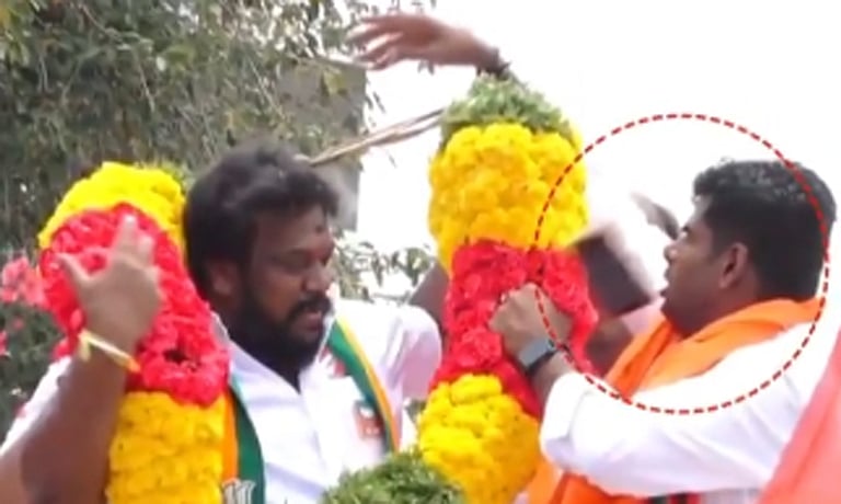 சிவகங்கையில் பரபரப்பு: பிரச்சாரத்தின் போது அண்ணாமலை முகத்தில் விழுந்த செல்போன்!