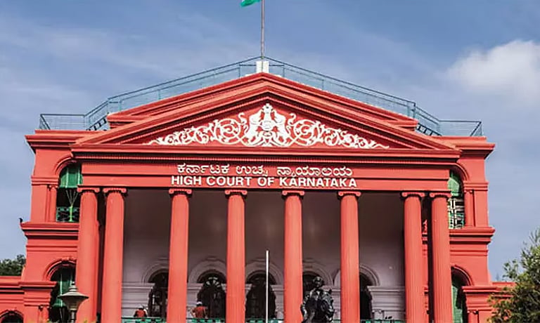 “மாதவிடாய் விடுப்பு பெண்களின் அடிப்படை உரிமை”: வரலாற்றுச் சிறப்புமிக்க தீர்ப்பளித்த கர்நாடக உயர் நீதிமன்றம்!
