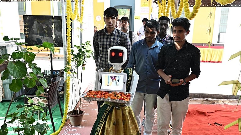 வாக்காளர்களை வரவேற்ற ரோபோ பெண்! புதுச்சேரி தேர்தலில் அசத்திய தொழில்நுட்பம் – மரக்கன்றுகள் வழங்கி நெகிழ்ச்சி