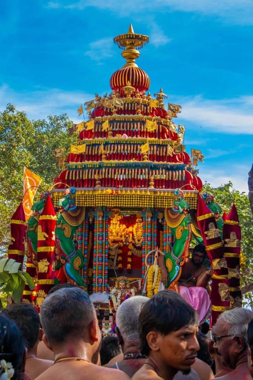 தட்சிண கயிலாயத்தில் அரோகரா முழக்கம்  ஆயிரக்கணக்கான பக்தர்கள் சூழ கோலாகலமாக நடந்த திருக்கோணேஸ்வரம் ஆலய இரதோற்சவம்!