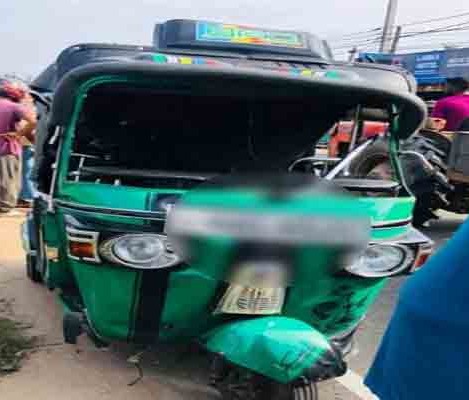 இரு ஓட்டோக்கள் நேருக்கு நேர் மோதல்: இரு சாரதிகளும் பரிதாபகரமாகச் சாவு!