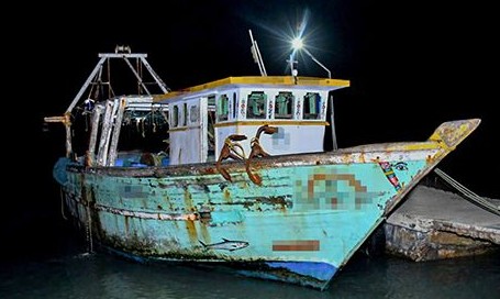 காரைநகர் கடலில் 12 இந்திய மீனவர்கள் கைது!  – அத்துமீறிய இழுவைப்படகையும் பறிமுதல் செய்தது கடற்படை.