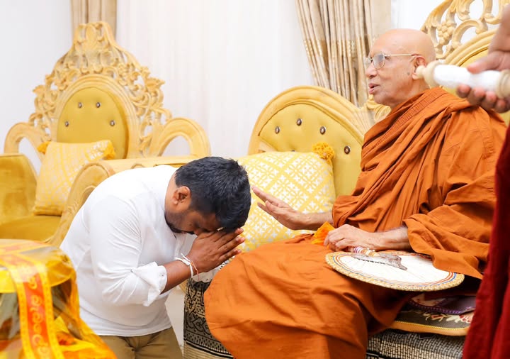 இலங்கை ராமன்ய மகா பீடத்தின் மகாநாயக்க தேரரைச் சந்தித்த அநுர  – புத்தாண்டுக்காக விசேட ஆசீர்வாதம்.