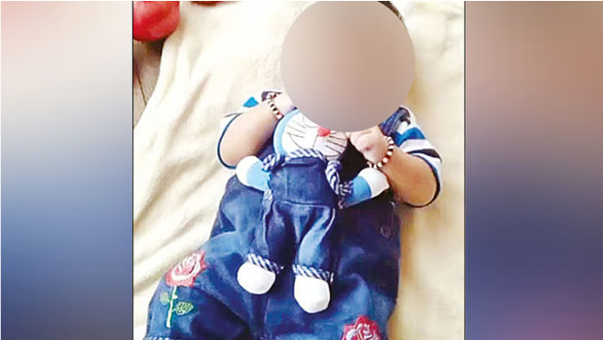 மைசூருவில் சோகம்: தவழ்ந்து விளையாடியபோது செம்பருத்திப் பூவின் காம்பை விழுங்கிய 7 மாதக் குழந்தை பரிதாபப் பலி!