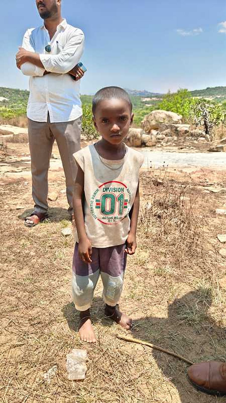 திருப்பதி அருகே கொலை செய்யப்பட்ட தந்தை சடலத்துடன் காட்டில் இருந்த சிறுவன்!