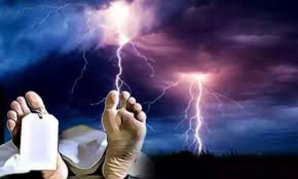 யுவதி ஒருவர் மின்னல் தாக்கி பெரிதாகி சாவு!