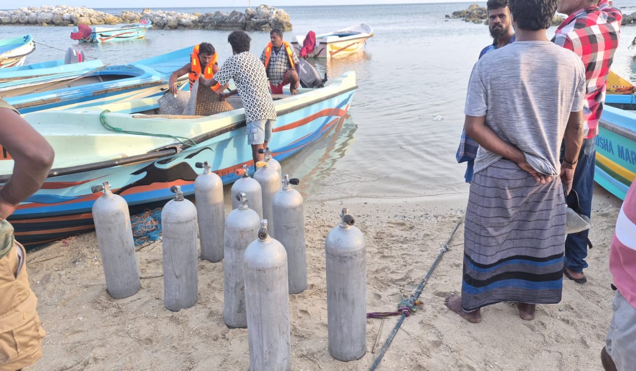 வடமராட்சி கடலில் தொடரும் சோகம்  மூழ்கிய படகுக்குள் மீனவர்கள் சிக்கியிருக்கலாம் எனச் சந்தேகம்.