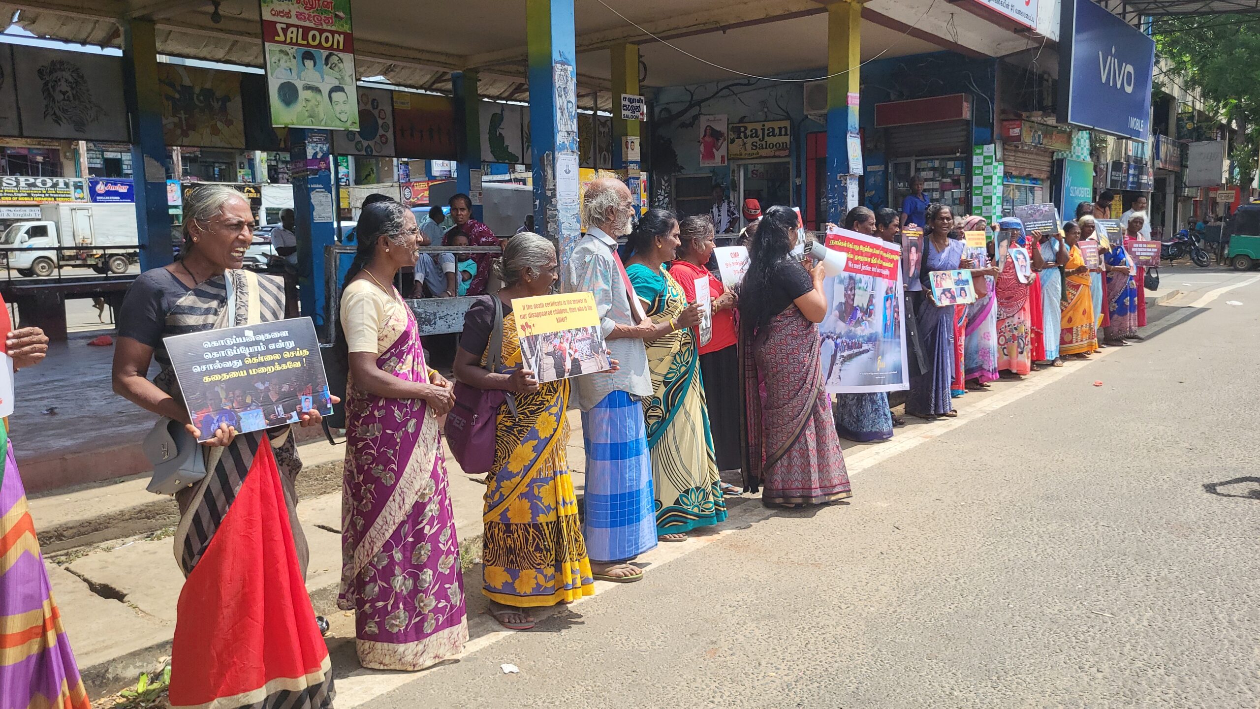 “நிதி வேண்டாம்; நீதியே வேண்டும்”  – வவுனியாவில் உறவுகள் போராட்டம்.