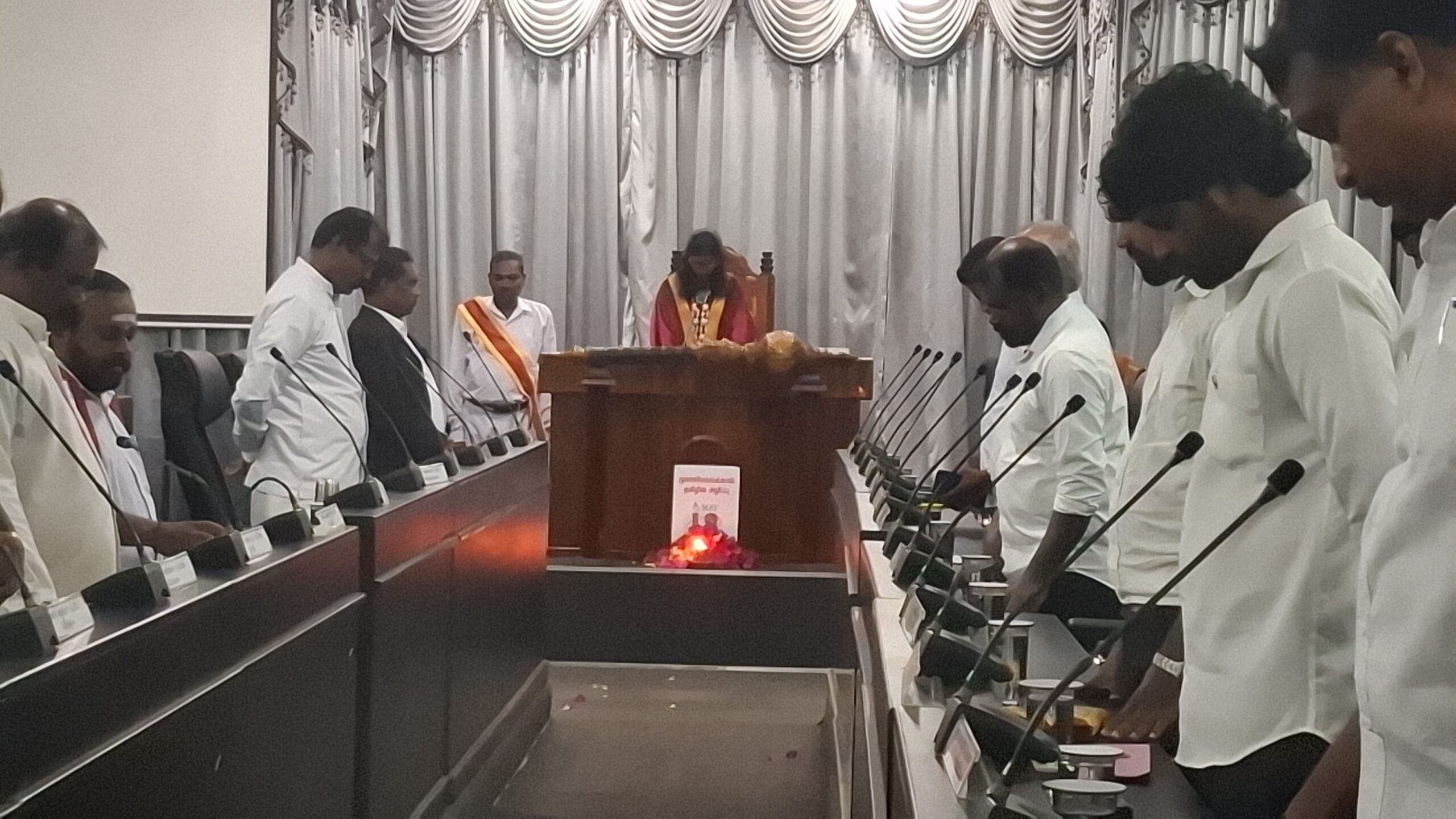 யாழ்ப்பாணம் மாநகர சபையில் முள்ளிவாய்க்கால் நினைவேந்தல்  – மலர் தூவி அக வணக்கம் செலுத்திய உறுப்பினர்கள்.