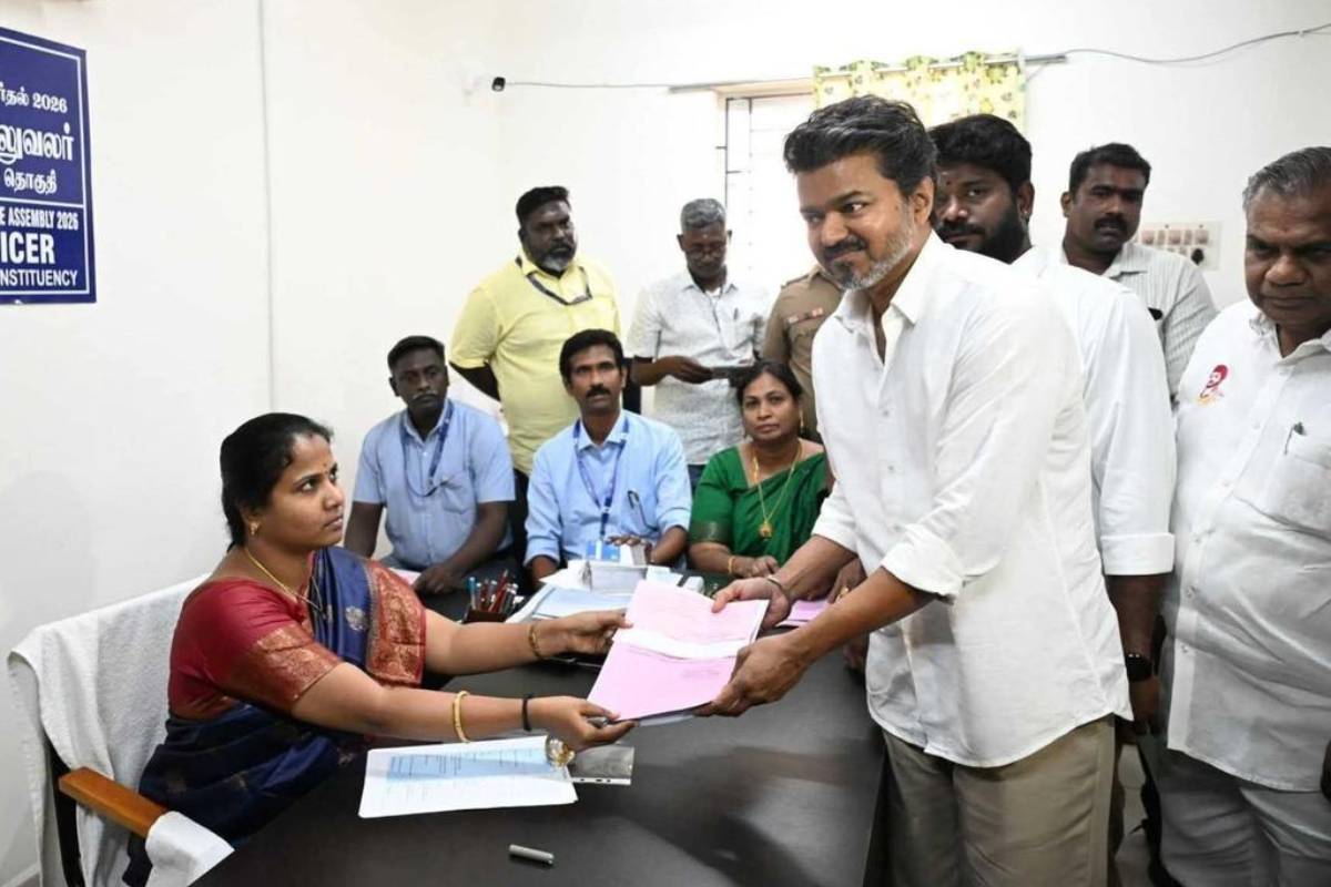 லயோலா கல்லூரியில் வெற்றி சான்றிதழ் பெற்ற விஜய்