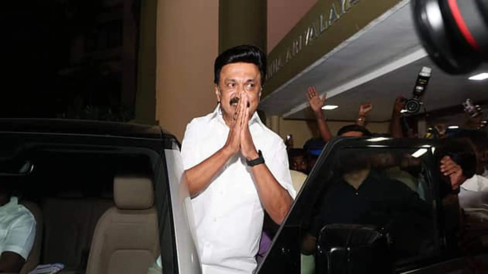திமுக தலைவர் மு.க. ஸ்டாலின் முதல்வர் பதவியை ராஜிநாமா செய்தார்