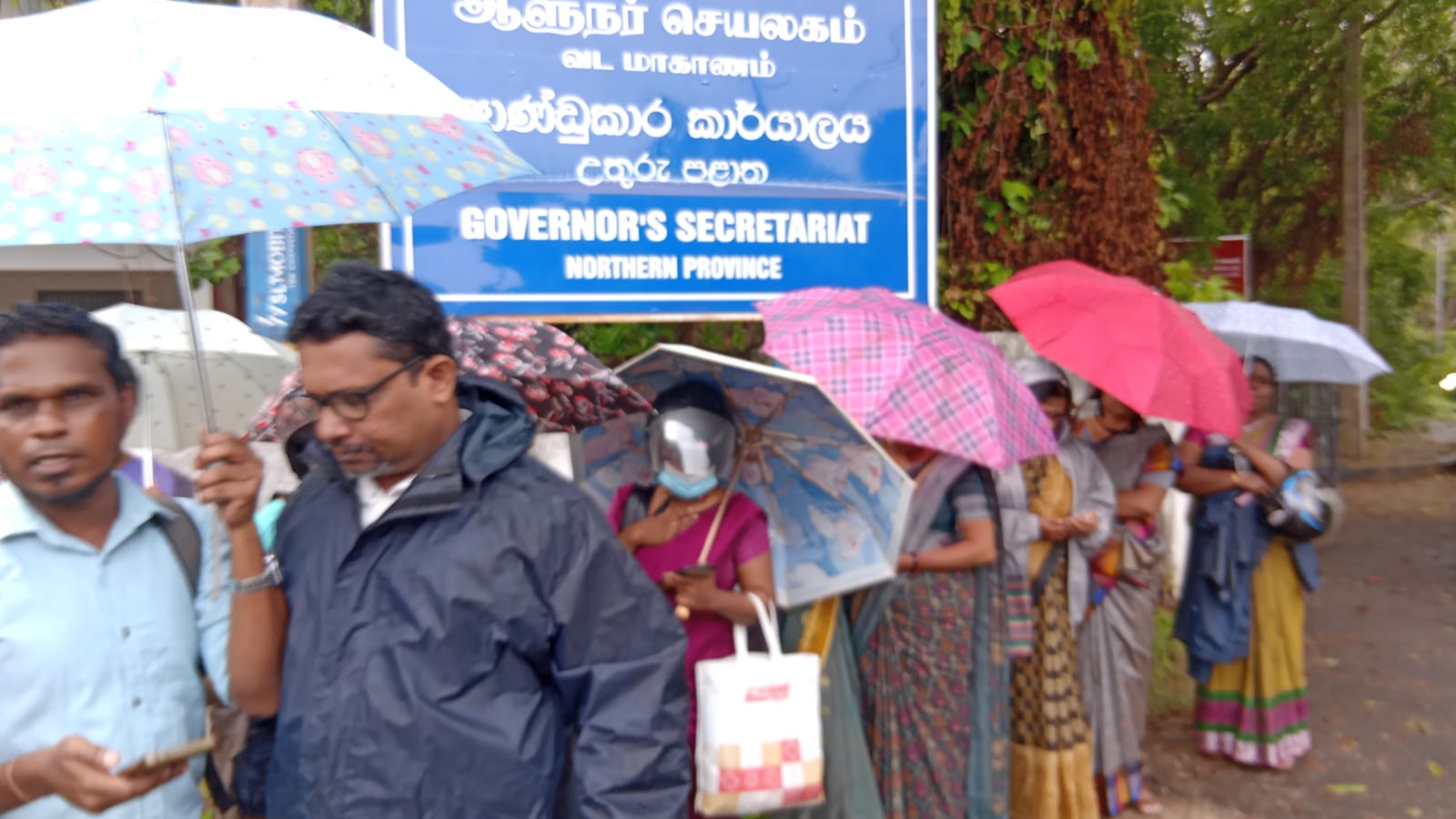 ஆசிரியர் இடமாற்றத்தில் வடக்கில் ‘மெகா’ ஊழல்!  ஆளுநர் அலுவலகத்தை முற்றுகையிட்ட ஆசிரியர்கள்..