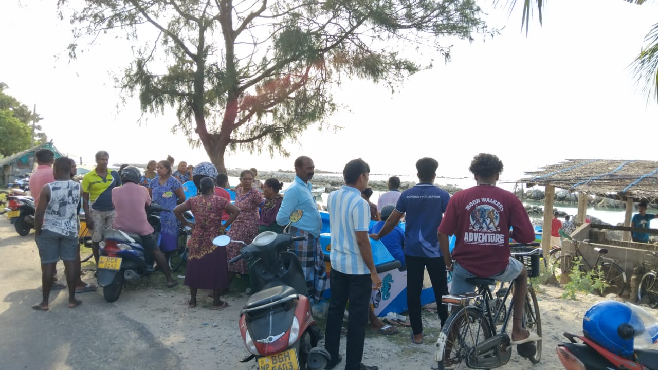பருத்தித்துறை கடலில் மாயமான தந்தை, மகன் உட்பட 4 மீனவர்களைத் தேடும் பணி தீவிரம்! – கடற்படை, அமைச்சரின் அலட்சியத்தால் மக்கள் கொந்தளிப்பு.
