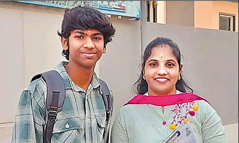 கல்விக்கு ஏது வயது? ஆந்திராவில் ஒரே நேரத்தில் 10-ம் வகுப்பு தேர்ச்சி பெற்ற தாய் – மகன்!
