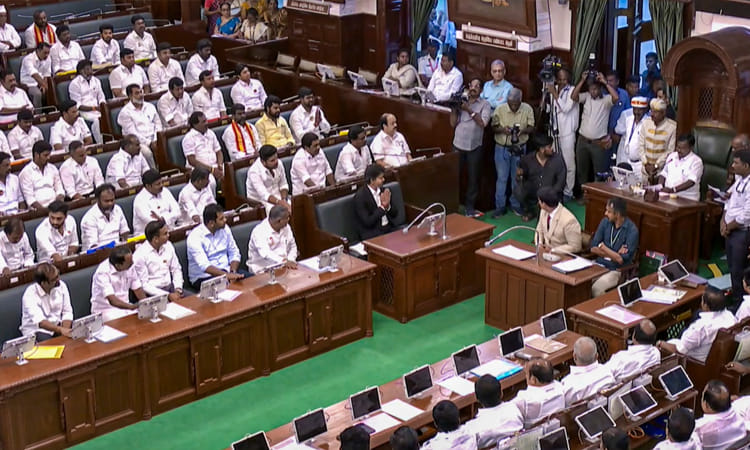 வரலாற்றில் முதல்முறையாக ஒரே வரிசையில் திமுக – அதிமுக!