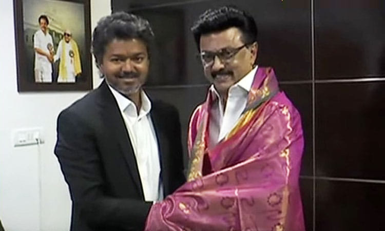 ஆழ்வார்பேட்டையில் நெகிழ்ச்சி: முதல்வர் விஜய்க்கு பொன்னாடை போர்த்தி வாழ்த்து தெரிவித்த மு.க.ஸ்டாலின்.