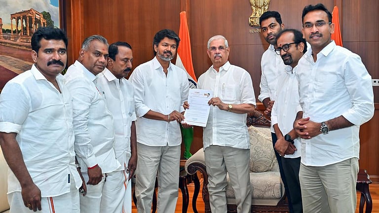 இன்று நடக்கவிருந்த விஜய் பதவியேற்பு விழா திடீர் மாற்றம்! ஆளுநர் போட்ட ‘செக்’!