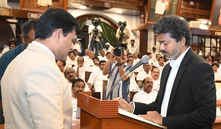 எம்.எல்.ஏ-வாக பதவியேற்றார் முதலமைச்சர் விஜய்: 17-வது சட்டப்பேரவையின் முதல் கூட்டம் தொடக்கம்!