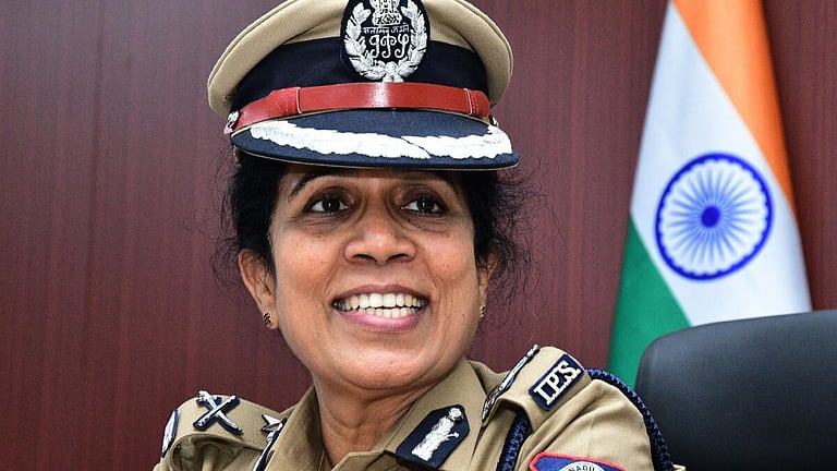 15 ஐபிஎஸ் அதிகாரிகள் மாற்றம்: சிங்கப்பெண் அதிரடிப்படை ஐஜியாக பவானீஸ்வரி நியமனம்