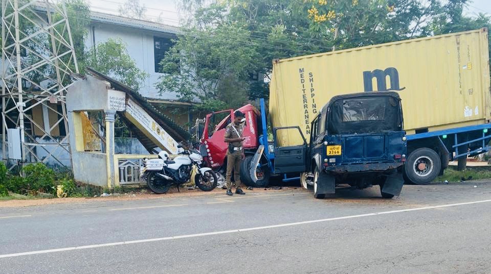 மதுரங்குளியில் கோர விபத்து! தரைமட்டமான பஸ் தரிப்பிடம்!!  – கொள்கலன் லொறியின் சாரதி படுகாயம்.
