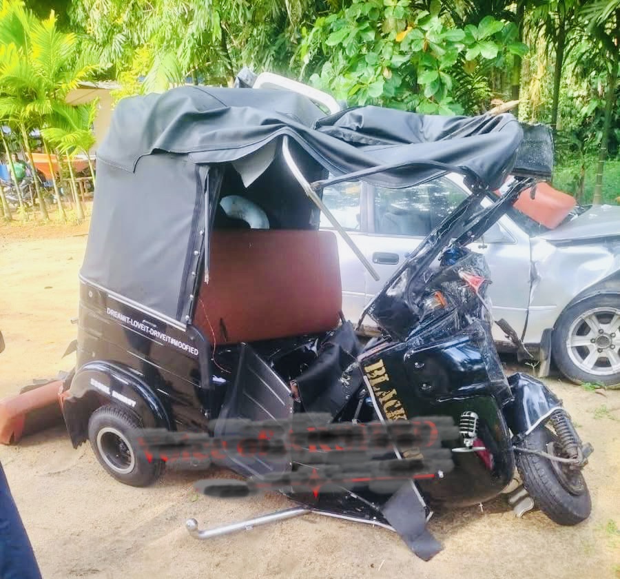 கோர விபத்தில் இருவர் பலி!  – ஓட்டோ சாரதி தீவிர சிகிச்சைப் பிரிவில்.