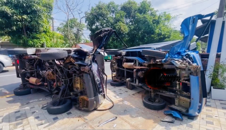 தம்புள்ளை – குருநாகல் வீதியில் இரு லொறிகள் மோதி விபத்து!  – சாரதிகள் படுகாயம்