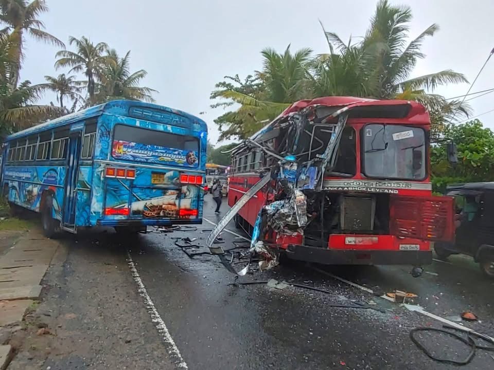 இரண்டு பஸ்கள் மோதி கோர விபத்து! மாணவர்கள் உட்பட பலர் படுகாயம்!!