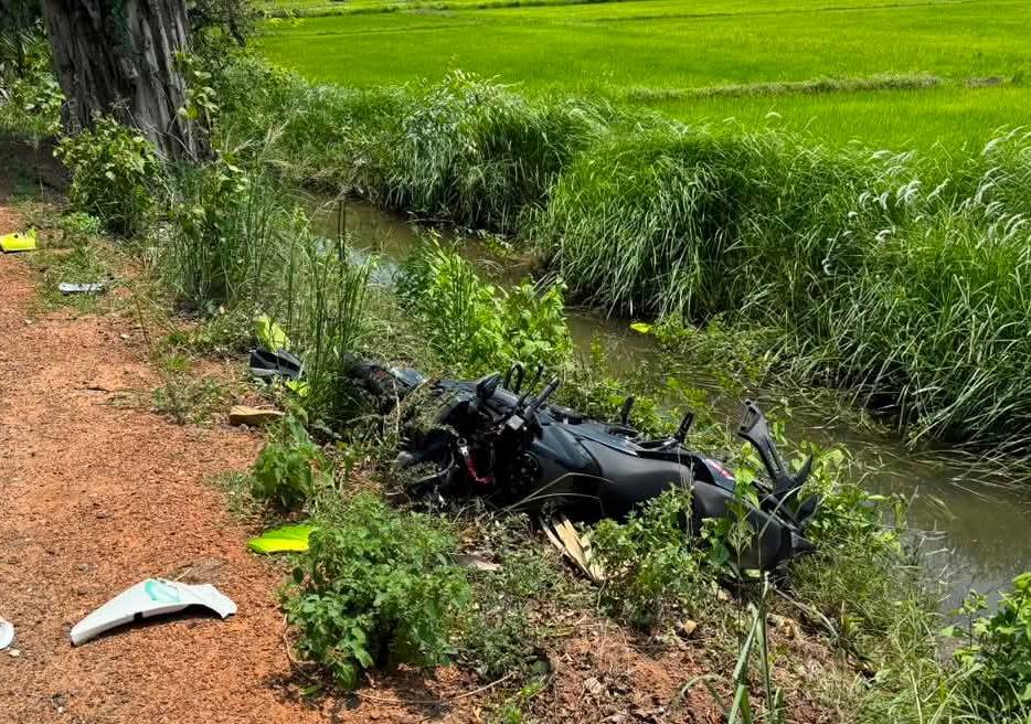 பாடசாலையில் பிள்ளையை ஏற்றச் சென்ற தாய் மோட்டார் சைக்கிள் மோதி பரிதாப உயிரிழப்பு!  – கிளிநொச்சியில் சாகசக் குழுக்களின் அட்டகாசத்தால் நிகழ்ந்த கொடூரம்.
