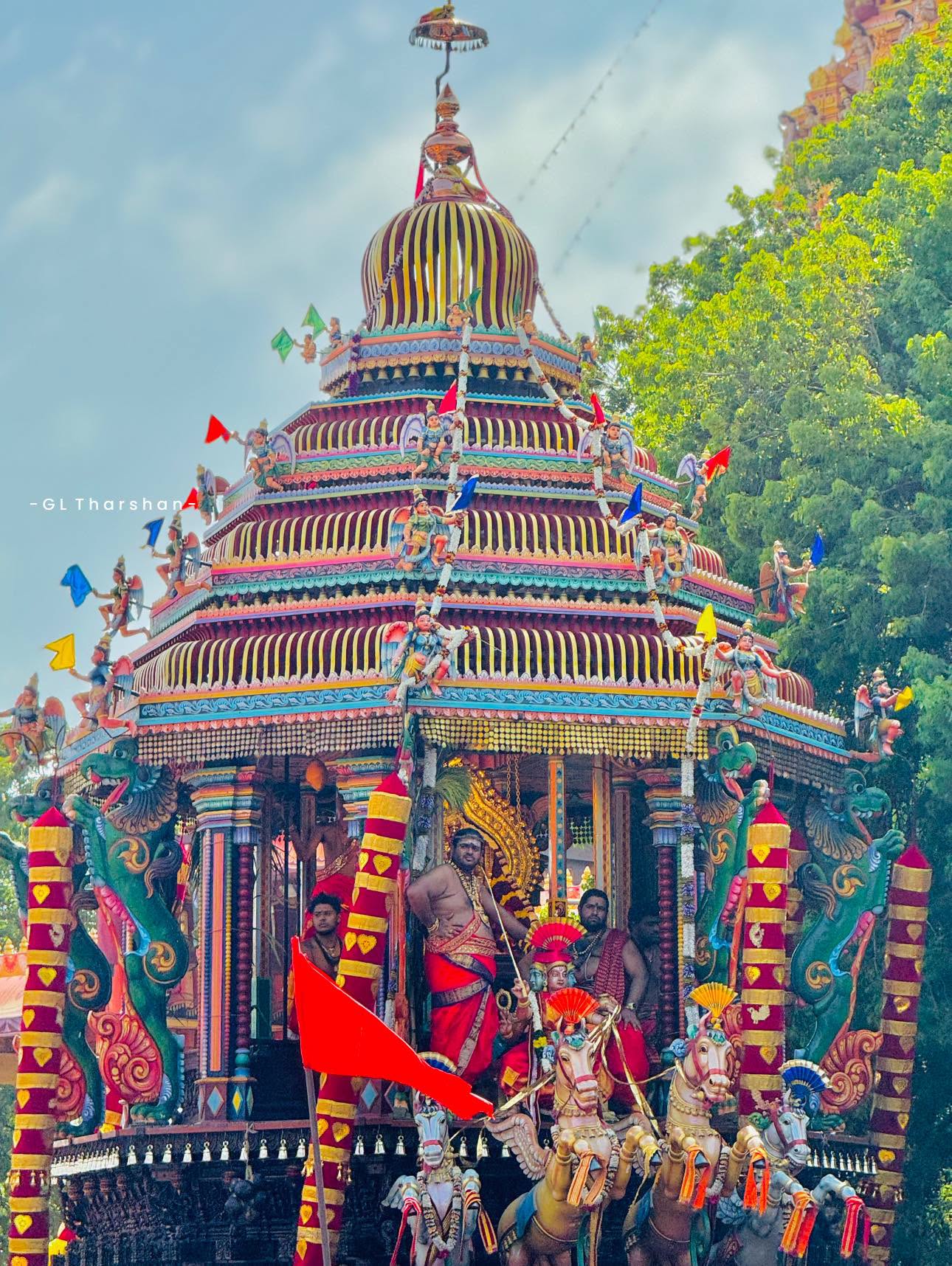 அலைகடல் தாண்டி இலட்சக்கணக்கான பக்தர்கள் திரள  பேரெழிலுடன் ராஜ ரதமேறி உலா வந்தாள் நாகபூஷணி!
