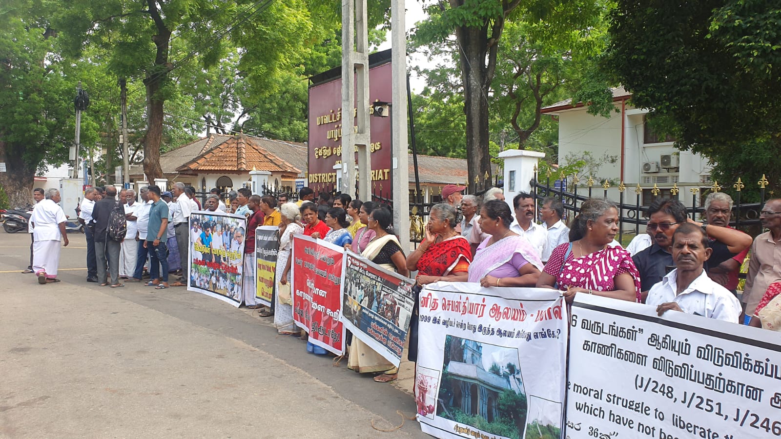சொந்த நிலங்களை மீட்க வீதியில் இறங்கிய மக்கள்!  – யாழ். மாவட்ட செயலகம், பலாலி சந்தியில் மாபெரும் போராட்டங்கள்.