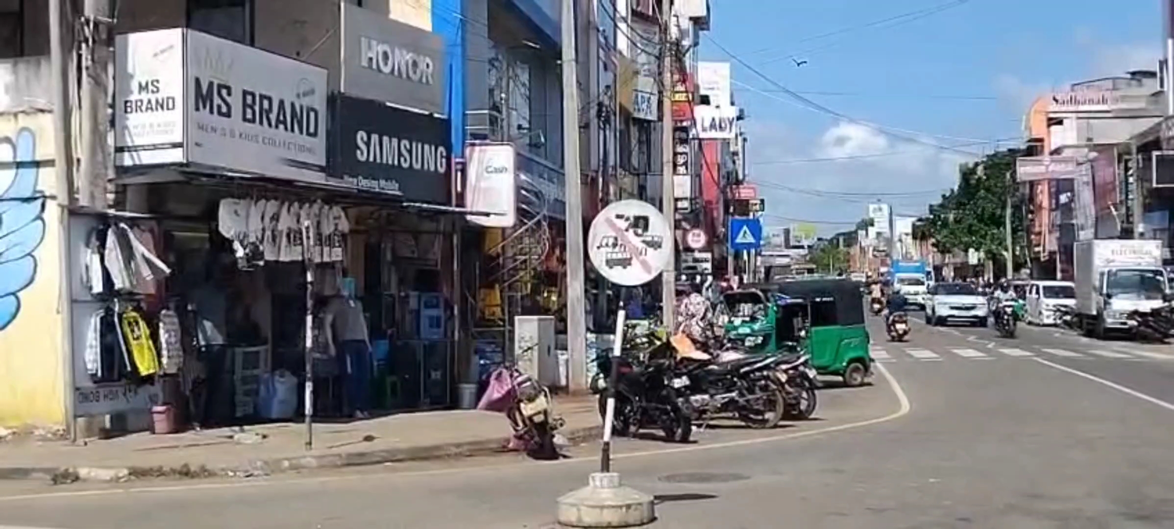 மேயர் காண்டீபன் பதவி நீக்கத்துக்கு எதிர்ப்பு:  50 வீத வர்த்தக நிலையங்கள் வவுனியாவில் கதவடைப்பு!