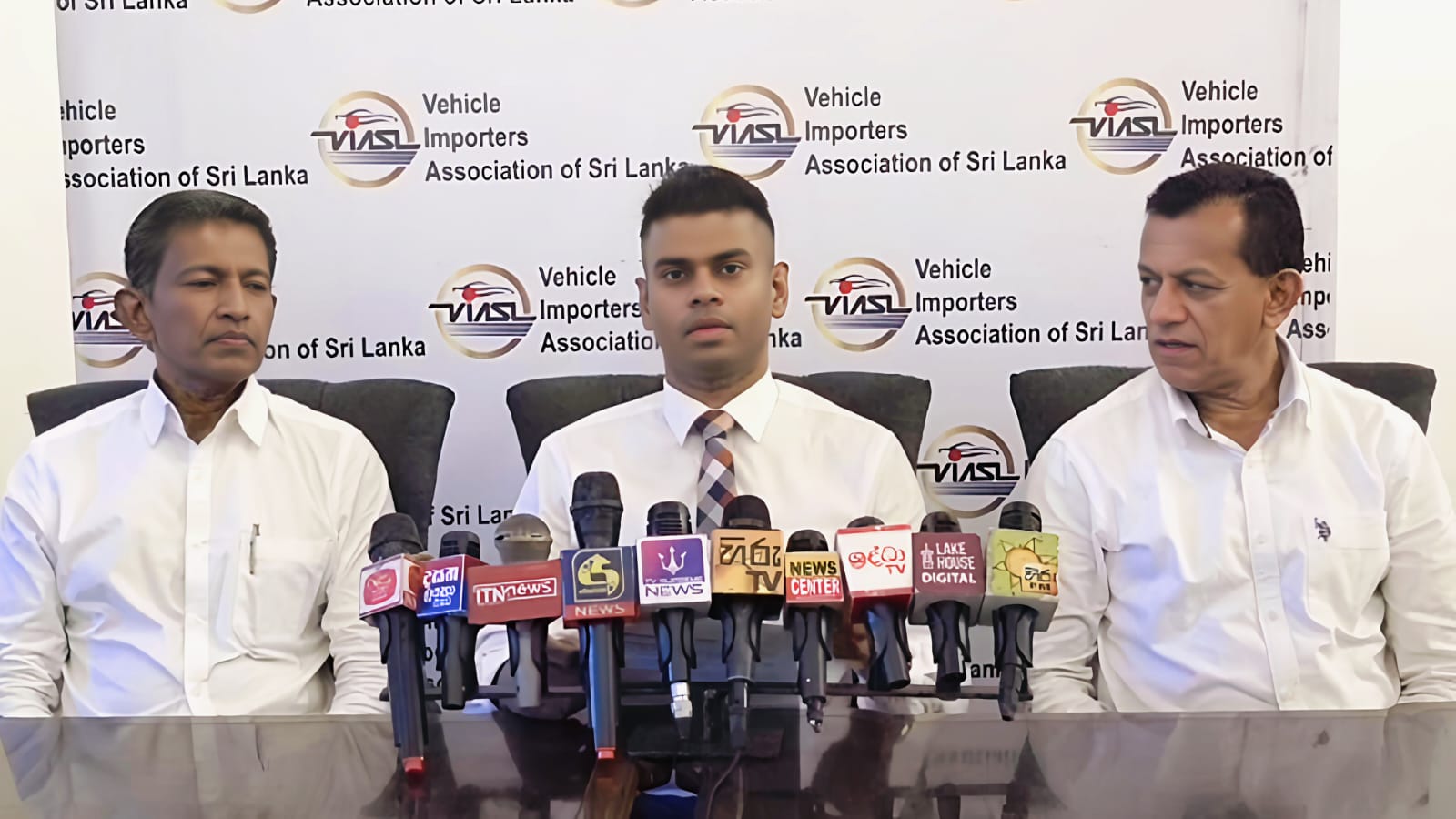 15 % வரிச்சலுகை நீக்கப்பட்டால் வாகன விலைகள் அதிகரிக்கும்  – நடுத்தர மக்கள் வாகனம் வாங்குவது கனவாகிவிடும் என்று வாகன இறக்குமதியாளர்கள் சங்கம் எச்சரிக்கை.