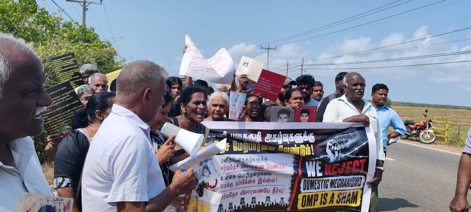 செம்மணியில் ஏ – 9 வீதியை மறித்து உறவுகள் ஆக்ரோஷப் போராட்டம்  நீதி இல்லாத நாட்டில் நீதி அமைச்சர் எதற்கு?  – அவரின் வருகைக்குக் கடும் எதிர்ப்பு.