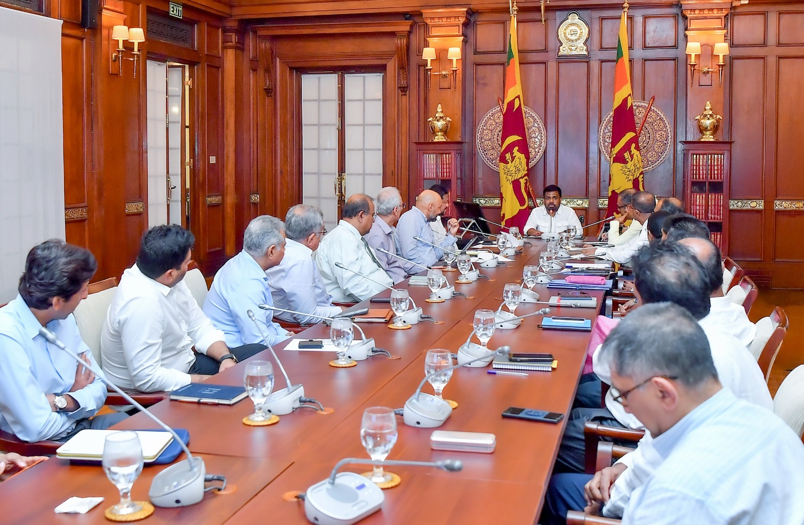 ஆடைத்துறை வர்த்தகர்களுடன் ஜனாதிபதி உயர்மட்டப் பேச்சு!  – டொலர் வருமானத்தை அதிகரிக்கப் புதிய வியூகம்.