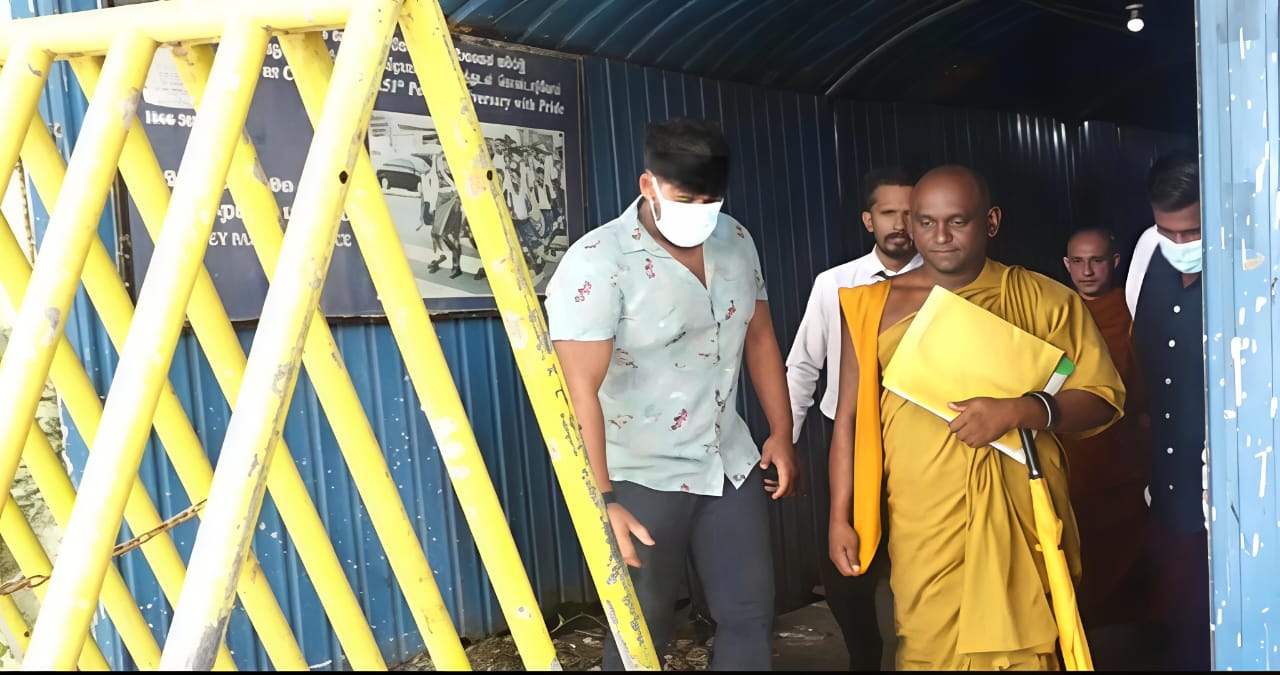 ருவன்வெலிசேய சூடாமணிக்கல்லில் 1,500 கோடி ரூபா இரத்தினக்கல் கொள்ளை:  கோட்டாபய, விரஞ்சித் தாம்புகலவுக்கு எதிராகச் சி.ஐ.டியில் புதிய முறைப்பாடு.