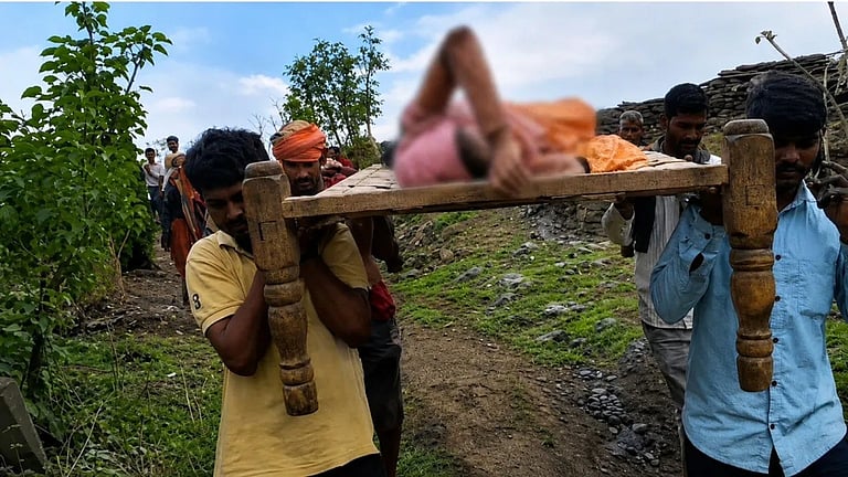 ம.பி: சாலை, பால வசதி இல்லாததால் கட்டிலில் சுமந்து செல்லப்பட்ட பெண்ணுக்கு வழியிலேயே பிரசவம்!