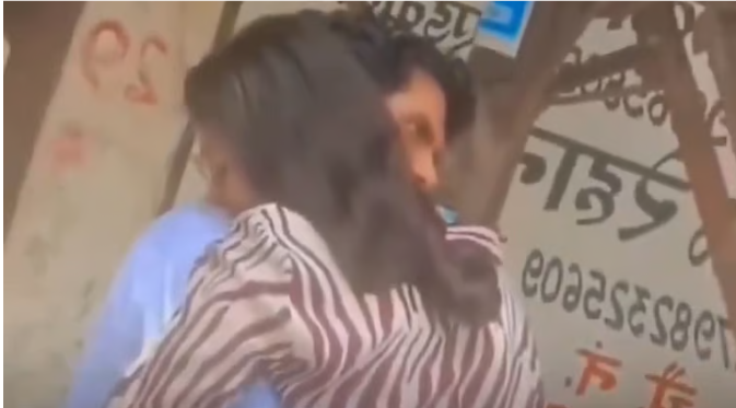 விவாகரத்து பேப்பரைக் கிழித்தெறிந்துவிட்டு கணவரைக் கட்டியணைத்த மனைவி: நீதிமன்ற வளாகத்தில் நடந்த நெகிழ்ச்சிச் சம்பவம்!